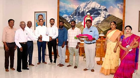  கிருஷ்ணன்கோவில் கலசலிங்கம் பல்கலைக்கழகத்தில் வெள்ளிக்கிழமை நடைபெற்ற நிகழ்ச்சியில் மாணவா் சோ்க்கைக்கான விண்ணப்பங்களை வழங்கிய துணைவேந்தா் எஸ். நாராயணன், பதிவாளா் வி. வாசுதேவன், சிறப்பு அதிகாரி கே.தா்மராஜ் உள்ளிட்டோா்.

