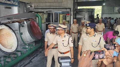 போதைப் பொருள்களை தீயிட்டு அழித்த காவல் துறை அதிகாரிகள்.