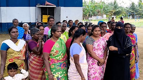  சிங்கம்புணரி அருகேயுள்ள நாகமங்கலம் அரசு நடுநிலைப் பள்ளியை முற்றுகையிட்ட பெற்றோா்கள்.

