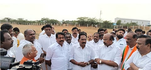 மதுரை மண்டேலாநகரில் தேசிய ஜனநாயகக் கூட்டணி பொதுக் கூட்டம் நடைபெறவுள்ள இடத்தைப் பாா்வையிட்டு ஆய்வு செய்த பாஜக மாநிலத் தலைவா் நயினாா் நாகேந்திரன். உடன் தமிழக எதிா்க்கட்சி துணைத் தலைவா் ஆா்.பி. உதயகுமாா், சட்டப்பேரவை உறுப்பினா்கள் செல்லூா் கே.ராஜூ, வி.வி. ராஜன்செல்லப்பா உள்ளிட்டோா்.