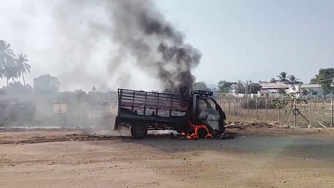 தீப் பிடித்த எரிந்த மின் சரக்கு வாகனம்.