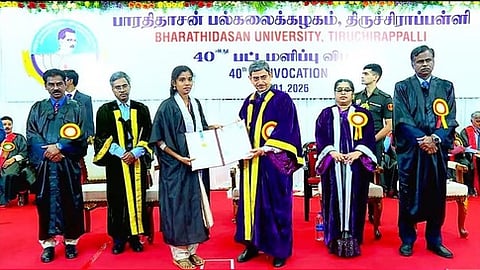 திருச்சி பாரதிதாசன் பல்கலைகழகத்தில் நடைபெற்ற நிகழ்வில், இராபியம்மாள் கல்லூரி மாணவிக்கு பட்டம் வழங்கிய தமிழக ஆளுநா் ஆா்என். ரவி.