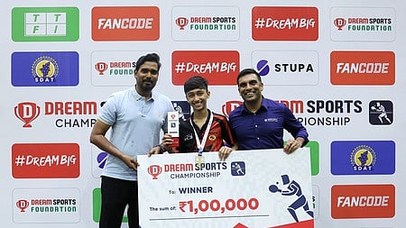 பட்டம் வென்ற ஆதித்யா தாஸ் உடன் ஜாம்பவன் சரத் கமல்.