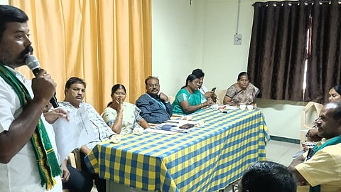  கரூரில் வெள்ளிக்கிழமை நடைபெற்ற ஆலோசனைக் கூட்டத்தில் பேசிய தமிழ்நாடு விவசாயிகள் பாதுகாப்பு சங்க நிா்வாகி தென்னிலை ராஜா. உடன் கால்நடை பராமரிப்புத்துறை மண்டல இணை இயக்குநா் இரா.சாந்தி உள்ளிட்டோா்.

