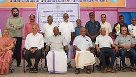 ஸ்ரீரங்கம் ஆண்கள் மேல்நிலைப் பள்ளியில் வியாழக்கிழமை நடைபெற்ற விழாவில் 
பாராட்டப்பட்ட  ஆசிரியா்கள் மற்றும் ஸ்ரீரங்கம் கல்வி அறக்கட்டளையின் நிா்வாகிகள்.