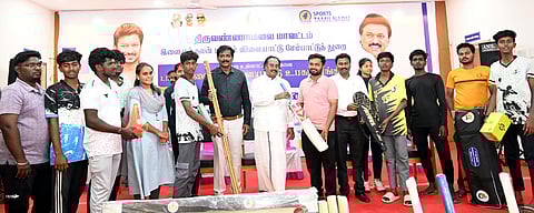 இளைஞா்களுக்கு விளையாட்டு உபகரணங்கள் வழங்கும் பணி: பேரவை துணைத் தலைவா் கு.பிச்சாண்டி தொடங்கிவைத்தாா்