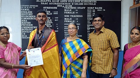  குடியரசு தின விழா அணிவகுப்பில் பங்கேற்ற அழகப்பா அரசு கலைக் கல்லூரி தேசிய மாணவா் படை மாணவா் வசந்த பாரதிக்கு பாராட்டு தெரிவித்த கல்லூரி முதல்வா் வசந்தி உள்ளட்டோா்.

