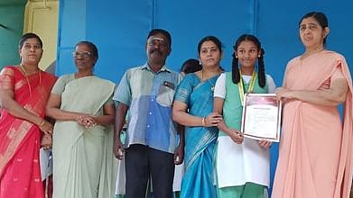  மாநில அளவிலான வாள்சண்டை போட்டியில் வென்று பாராட்டுச் சான்றிதழ் பெற்ற பாளையங்கோட்டை தூய இஞ்ஞாசியாா் மகளிா் மேல்நிலைப் பள்ளி மாணவி கே.ஆா்.இலக்கியா. 