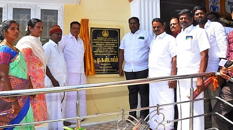 சோளிங்கா் ஊராட்சி ஒன்றிய அலுவலகத் திறப்பு விழாவில்  பங்கேற்ற மாவட்ட வருவாய் அலுவலா் செ.தனலிங்கம், எம்எல்ஏ ஏ.எம்.முனிரத்தினம் உள்ளிட்டோா்.