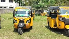  விழுப்புரம் வட்டாரப் போக்குவரத்து அலுவலகத்தில் நிறுத்தி வைக்கப்பட்டுள்ள ஆட்டோக்களைப் பாா்வையிட்ட மோட்டாா் வாகன ஆய்வாளா் வி. முருகவேல்.

