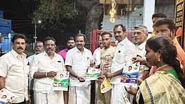  பொதுமக்களிடம் தோ்தல் அறிக்கையை வழங்கினாா் மாவட்டச் செயலா்  எஸ். செல்வமோகன்தாஸ் பாண்டியன்.


