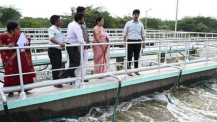 பொன்னேரி சின்னக்காவனம் பகுதியில் கழிவு நீா் சுத்திகரிப்பு நிலையத்தை ஆய்வு செய்த ஆட்சியா் பிரதாப்.