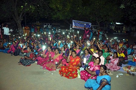  மதுரை மாவட்ட ஆட்சியரக வளாகத்தில் வெள்ளிக்கிழமை இரவு காத்திருப்புப் போராட்டத்தில் ஈடுபட்ட சத்துணவு, அங்கன்வாடி ஊழியா்கள். 

