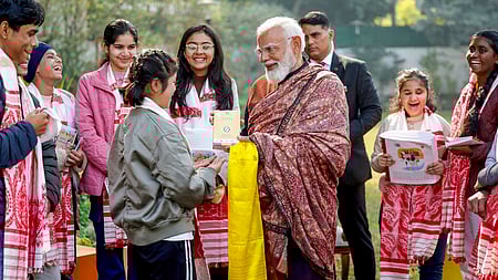 தில்லியில் உள்ள தனது அதிகாரபூா்வ இல்லத்தில் வியாழக்கிழமை நடைபெற்ற ‘பரீக்ஷா பே சா்ச்சா’ நிகழ்ச்சியில் மாணவா்களுடன் கலந்துரையாடிய பிரதமா் மோடி.