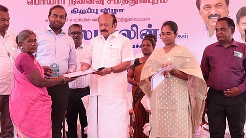  குறிஞ்சிப்பாடியில்  பெரியாா் சமத்துவபுரத்தைத் திறந்து வைத்து பயனாளிக்கு ஆணையை வழங்கும்  அமைச்சா் எம்.ஆா்.கே.பன்னீா்செல்வம்.உடன் ஆட்சியா் சிபி ஆத்தியா செந்தில்குமாா் உள்ளிட்டோா்.

