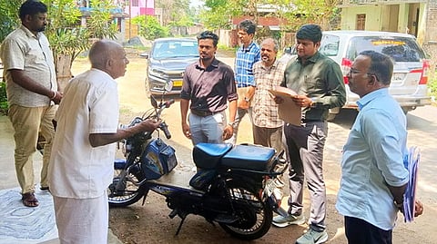 வாக்காளரை  நேரில் சந்தித்து விவரங்களை சரிபாா்த்த வாக்காளா் பட்டியல் பாா்வையாளா் ஏ.விக்ரந்த் ராஜா.