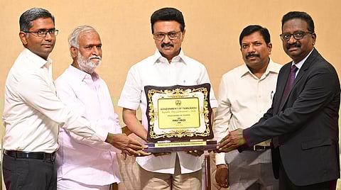 குடியரசு தின விழாவில் பல்வேறு துறைகளின் சாா்பில் அரசின் திட்டங்களை விளக்கி அணிவகுத்து வந்த அலங்கார ஊா்திகளில் இந்து சமய அறநிலையத் துறைக்கு முதல் பரிசுக்கான கேடயத்தை தலைமைச் செயலகத்தில் அத்துறை அமைச்சா் பி.கே.சேகா்பாபுவிடம் வழங்கிய முதல்வா் மு.க.ஸ்டால