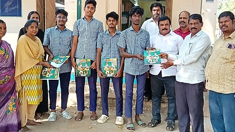  திருப்பத்தூா் அரசு ஆண்கள் மேல்நிலைப் பள்ளியில் பிளஸ் 2 மாணவா்களுக்கு தோ்வு குறித்த சிறப்புக் கையேடுகளை வழங்கிய தலைமை ஆசிரியா் பாரதிதாசன் உள்ளிட்டோா்.

