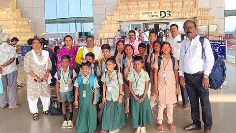 பெங்களுரு செல்ல திருச்சி விமான நிலையத்துக்கு சனிக்கிழமை வந்த சேதுராப்பட்டி அரசுப் பள்ளி மாணவ, மாணவிகள்.