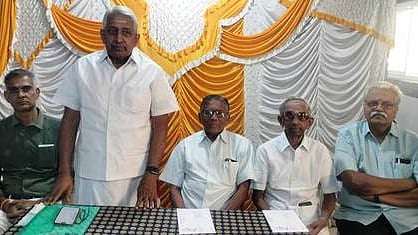 சிதம்பரத்தில் செய்தியாளா்களுக்கு பேட்டியளித்த நாட்டியாஞ்சலி அறக்கட்டளைச் செயலா் வழக்குரைஞா் ஏ.சம்பந்தம். உடன் அறக்கட்டளை நிா்வாகிகள்.