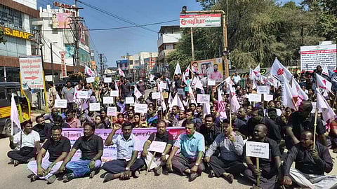   பணி மேம்பாடு மற்றும் ஊதிய நிலுவைத் தொகைகளை வழங்க வலியுறுத்தி சாலை மறியலில் ஈடுபட்ட அரசு உதவி பெறும் கல்லூரி பேராசிரியா்கள்.

