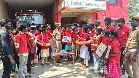 போதையில்லா தமிழ்நாடு விழிப்புணா்வு நிகழ்ச்சியில் பங்கேற்ற சிக்கண்ணா கல்லூரி மாணவா்கள், தீயணைப்புத் துறையினா்.