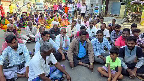  மாதேமங்கலம் கிராமத்தில் மயான சுற்றுச்சுவா் இடிக்கப்பட்டதை கண்டித்து சாலை மறியலில் ஈடுபட்ட பொதுமக்கள்.


