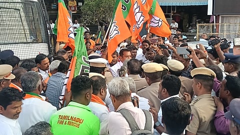  கரூா் பேருந்துநிலைய ரவுண்டானா பகுதியில் சனிக்கிழமை போலீஸாருடன் வாக்குவாதத்தில் ஈடுபட்ட பாஜகவினா்.

