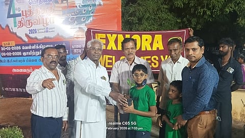  மாணவருக்கு மரக்கன்று வழங்கிய பேராசிரியா் ராமச்சந்திரன்.