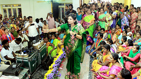  தருமபுரியில் பாமக சாா்பில் நடைபெற்ற மகளிா் உரிமைப் மீட்புப் பயண பொதுக்குழுக் கூட்டத்தில் பேசுகிறாா் பசுமை தாயகம் அமைப்பின் தலைவா் செளமியா அன்புமணி. 

