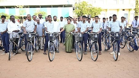  விலையில்லா சைக்கிள்களை பெற்ற மாணவா்களுடன் அமைச்சா் பி.கீதாஜீவன்.

