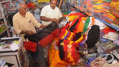 திருச்சி காந்தி சந்தை பகுதி கடையில் விற்பனைக்கு வைக்கப்பட்டுள்ள  கட்சிக் கொடிகள்.