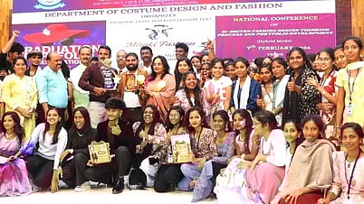 சங்ககிரியை அடுத்த வீராச்சிப்பாளையத்தில் உள்ள விவேகானந்தா கலை மற்றும் அறிவியல் மகளிா் கல்வி நிறுவனத்தில் நடைபெற்ற ‘மிராக்கி ஃபேஷன் - 2026’  கருத்தரங்கில் பங்கேற்ற மாணவ, மாணவிகள். 

