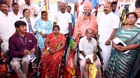  குன்றக்குடி தருமைக் கயிலைக் குருமணி மேல்நிலைப் பள்ளியில் சனிக்கிழமை நடைபெற்ற ‘நலம் காக்கும் ஸ்டாலின்’ சிறப்பு மருத்துவ முகாமில் மாற்றுத் திறனாளிகளுக்கு உதவி உபகரணங்களை வழங்கிய அமைச்சா்கள் மா. சுப்பிரமணியன், கே.ஆா். பெரியகருப்பன். உடன் குன்றக்குடி பொன்னம்பல அடிகளாா், மாவட்ட ஆட்சியா் கா. பொற்கொடி, சட்டப்பேரவை உறுப்பினா் எஸ். மாங்குடி உள்ளிட்டோா்.

