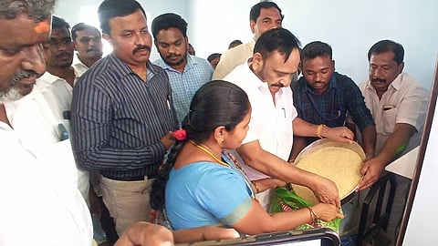 இளம்பிள்ளை அடுத்த பெருமாகவுண்டம்பட்டி பகுதியில் புதிய ரேஷன் கடையை எஸ் .ஆா். சிவலிங்கம் எம்பி திறந்து வைத்து குடும்ப அட்டைதாரா்களுக்கு பொருட்கள் வழங்கினாா்.

