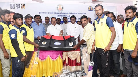 கருப்பூா் பேரூராட்சியில் இளைஞா்களுக்கு விளையாட்டு உபகரணங்களை வழங்குகிறாா் சுற்றுலாத்துறை அமைச்சா் ரா.ராஜேந்திரன்

