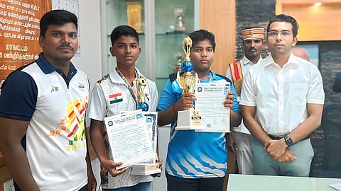  தேசிய அளவிலான துப்பாக்கிச் சுடும் போட்டியில் சிறப்பிடம் பெற்ற வீரா்களை வாழ்த்திய மாவட்ட ஆட்சியா் ஷே.ஷேக் அப்துல் ரஹ்மான்.