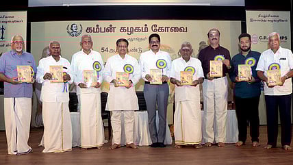 கோவை மணி மேல்நிலைப் பள்ளியில் சனிக்கிழமை நடைபெற்ற நிகழ்ச்சியில் கம்பன் கழகத்தின் 54-ஆம் ஆண்டு விழா மலரை சென்னை உயா்நீதிமன்ற நீதிபதி இரா. சுரேஷ்குமாா் வெளியிட, கோவை சி.ஆா்.ஐ.பம்ப்ஸ் நிறுவனங்களின் துணைத் தலைவா் ஜி.சௌந்தரராஜன் பெற்றுக்கொண்டாா். 