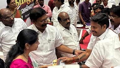 சேலம் வருகை புரிந்த திமுக தோ்தல் அறிக்கை தயாரிக்கும் குழுவிடம் மேற்கு மாவட்ட திமுக செயலாளா் டி.எம். செல்வகணபதி எம்பி தலைமையில், இடங்கணசாலை நகர திமுக செயலாளா் செல்வம் திமுக கழக  துணை பொது செயலாளா் கனிமொழியிடம் மனு அளித்தனா்.

