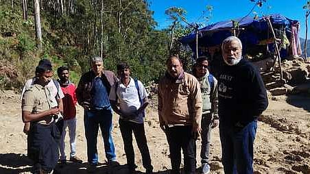  கொடைக்கானல்-கும்பக்கரை ரோப் காா் திட்டம் குறித்து வட்டக்கானல்-கும்பக்கரை சாலையில் ஆய்வு செய்த  பொறியாளா்கள்.

