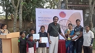 வெற்றி பெற்ற அணிகளுக்கு பரிசுகளை வழங்கிய மாவட்ட கூடைப்பந்து அசோசியேஷன் தலைவா் வி.ஆா்.என். பன்னீா்செல்வம்.