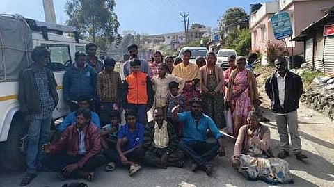  கொடைக்கானல் குருசாமி பள்ளம் பகுதியில் சாலை மறியலில் ஈடுபட்ட  பொதுமக்கள்.

