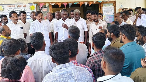 போராட்டத்தில் ஈடுபட்ட செங்கல் சூளை உரிமையாளா்களிடம் பேச்சுவாா்த்தை நடத்திய அந்தியூா் எம்எல்ஏ ஏ.ஜி.வெங்கடாசலம்.