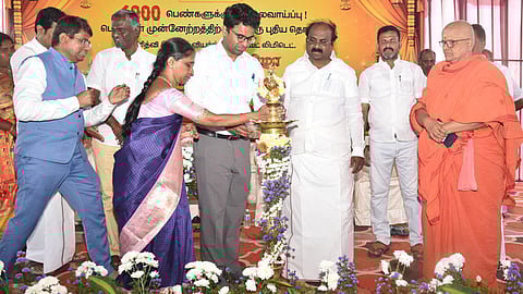  காட்டுவனஞ்சூரிலுள்ள சிட்கோ தொழில்பேட்டையில் ரூ.50 கோடியில் பிரித்வி இன்னா் வியா்ஸ் ஆயத்த ஆடை உற்பத்தி நிறுவனம் தொடங்குவதற்கான பூமி பூஜையில் குத்துவிளக்கேற்றி வைத்த மாவட்ட ஆட்சியா் எம்.எஸ்.பிரசாந்த்.

