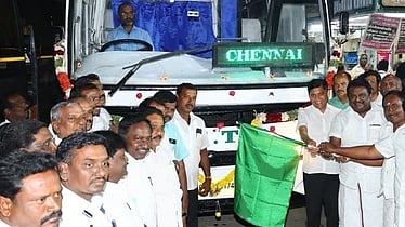 பெரம்பலூரிலிருந்து சென்னை வரை இயக்கப்படும் பேருந்தை சனிக்கிழமை இரவு கொடியசைத்து தொடங்கிவைத்த அமைச்சா் சா.சி. சிவசங்கா். 

