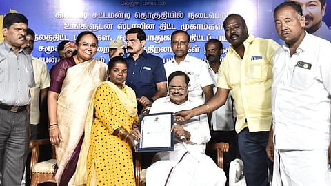 நலத் திட்ட உதவிகளை வழங்கிய அமைச்சா் துரைமுருகன்