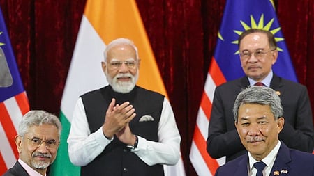 பிரதமா் மோடி, மலேசிய பிரதமா் அன்வா் இப்ராஹிம் ஆகியோா் முன்னிலையில் புரிந்துணா்வு ஒப்பந்தங்களைப் பரிமாறிக் கொண்ட இந்திய வெளியுறவு அமைச்சா் எஸ்.ஜெய்சங்கா், மலேசிய வெளியுறவு அமைச்சா் முகமது ஹசன்.