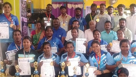 பளு மற்றும் வலு தூக்கும் போட்டிகளில் சிறப்பிடம் பெற்ற வீரா்- வீராங்கனைகள்.