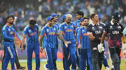 வெற்றி பெற்ற மகிழ்ச்சியில் இந்திய அணியினர்.