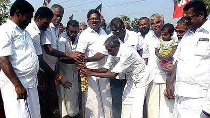  தேவண்ணகவுண்டனூா் ஊராட்சி செட்டிக்காடு பகுதியில் கான்கீரிட் சாலை அமைக்கும் பணியை ஞாயிற்றுக்கிழமை தொடங்கிவைத்த எம்எல்ஏ எஸ். சுந்தரராஜன். 

